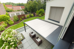 Die Bellaplaza Pergolamarkise von Reflexa bietet effektiven Sonnenschutz auf Ihrer Terrasse
