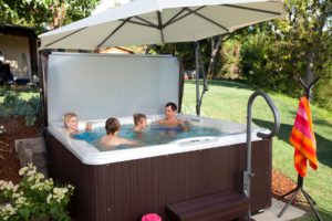 Genießen Sie schöne Momente mit der Familie in einem HotSpring Outdoor-Whirlpool