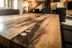 Eine Tischplatte aus Massivholz gefertigt