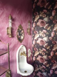 Wandgestaltung in rosa mit Rosenmotiv